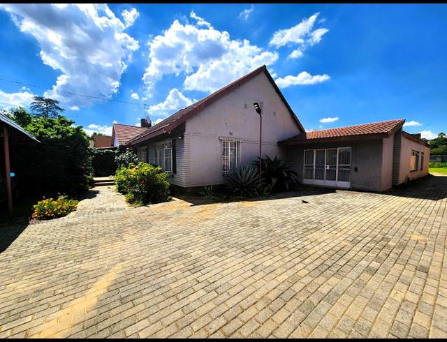 3 BEDROOM HOUSE FOR SALE IN THREE RIVERS